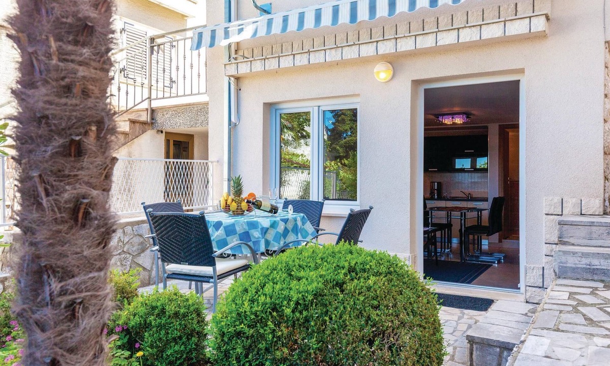 Selce Apartment | 1 bedroom beach front apartment in Selce