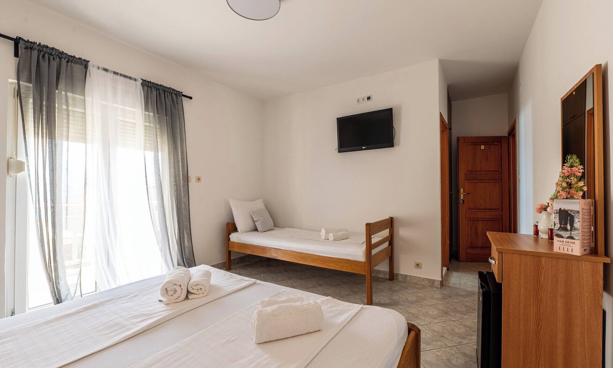 Ruskamen Apartment | 101 room with sea view, balcony & hot tub access