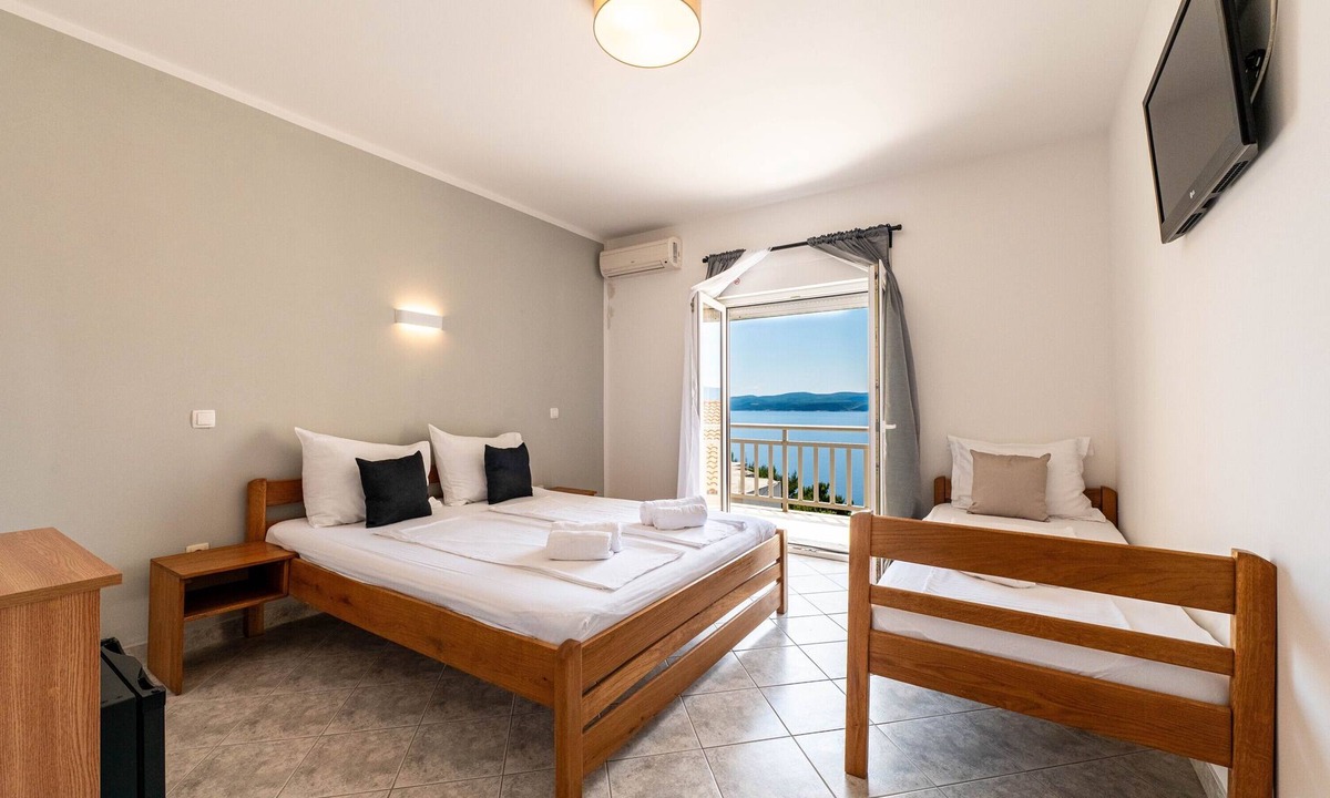 Ruskamen Apartment | 102 room with balcony, sea view & hot tub access