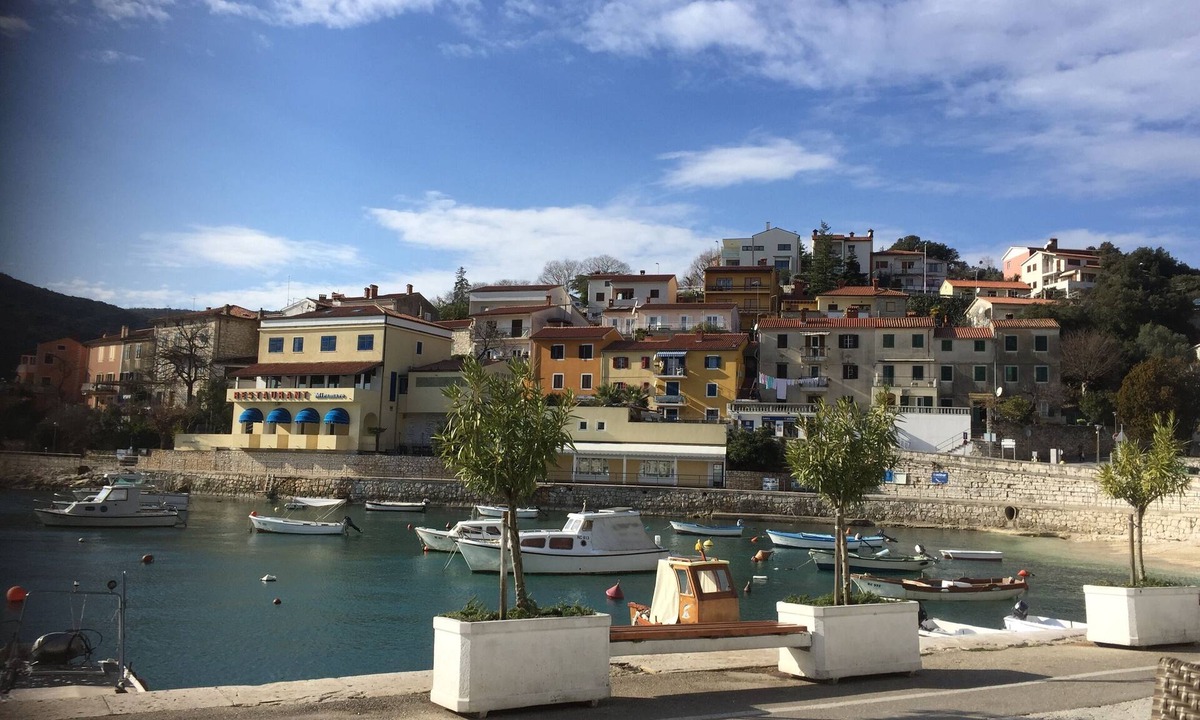 Drenje Apartment | 2 Bed House - Sleeps 4 - Hottub - Garden - Parking