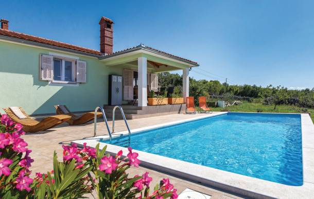 Diminici House | 2 bedroom accommodation in Koromacno