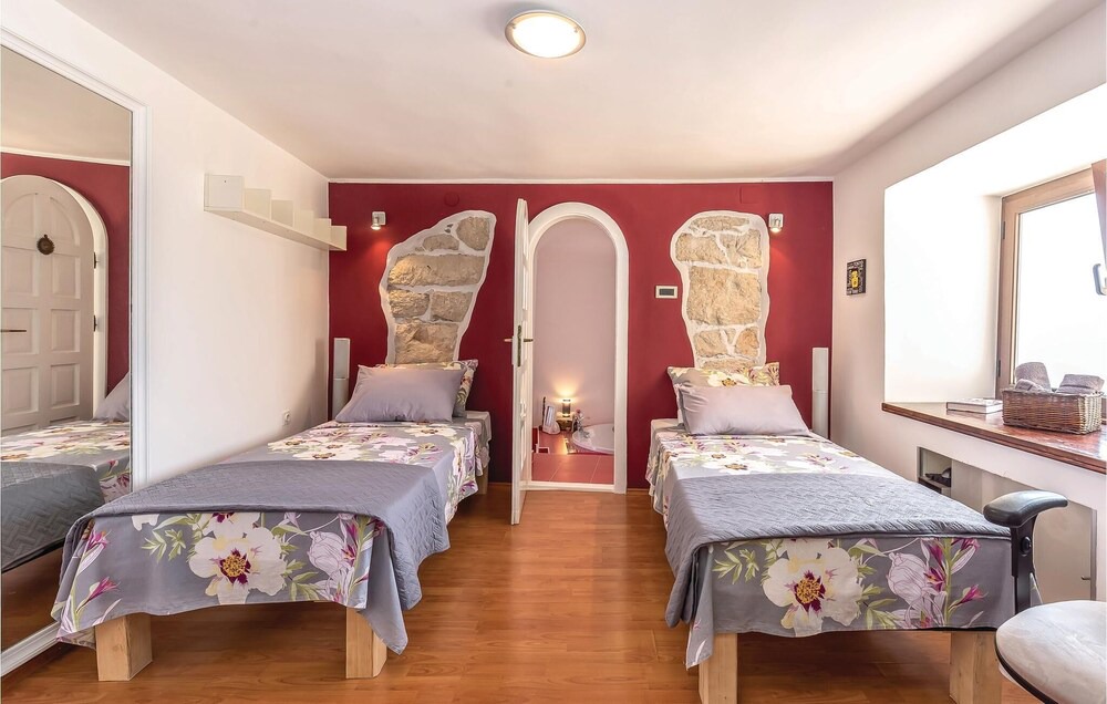 Praputnjak House | 3 bedroom accommodation in Praputnjak
