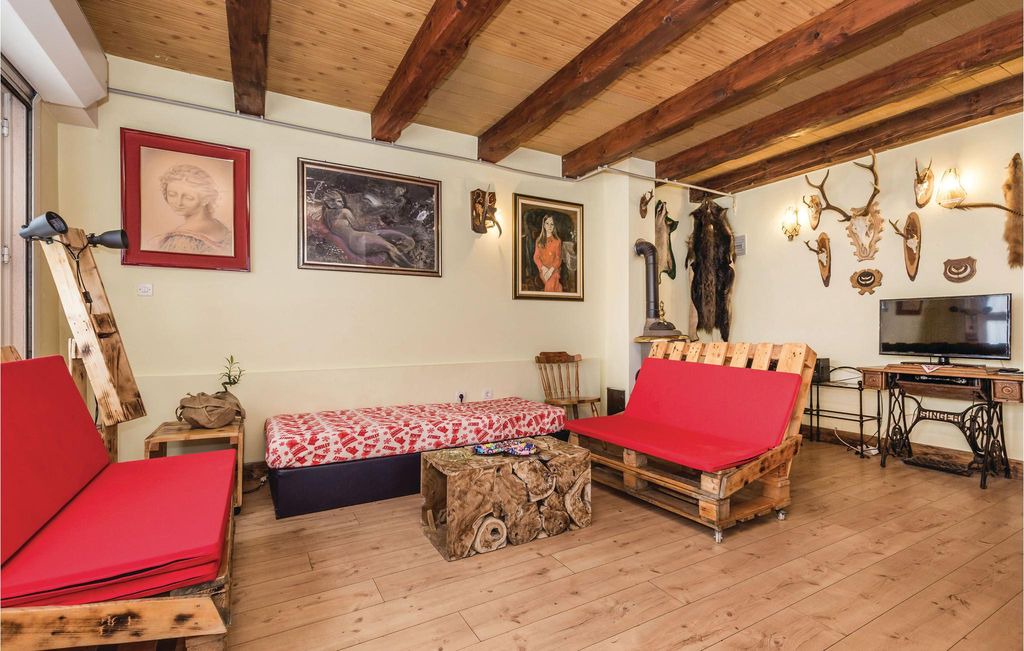 Lic House | 3 bedroom accommodation in Lic