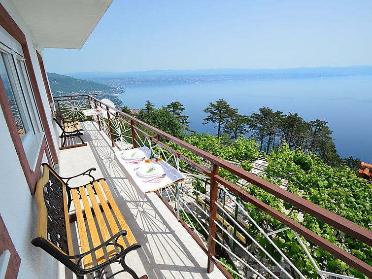 Tulisevica Apartment | 3 bedroom Apartment, sleeps 6 in Lovran with WiFi