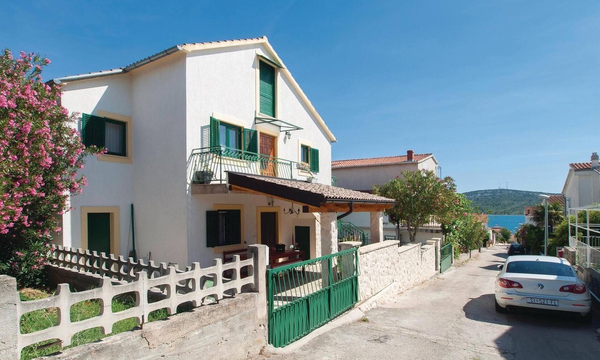 Pirovac Apartment | 3 bedroom beach front apartment in Pirovac