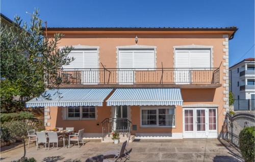 Selce Apartment | 3 Bedroom Beach Front Apartment In Selce