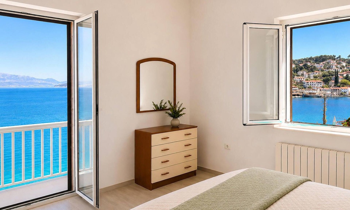 Stomorska Apartment | 3 bedroom beach front apartment in Stomorska