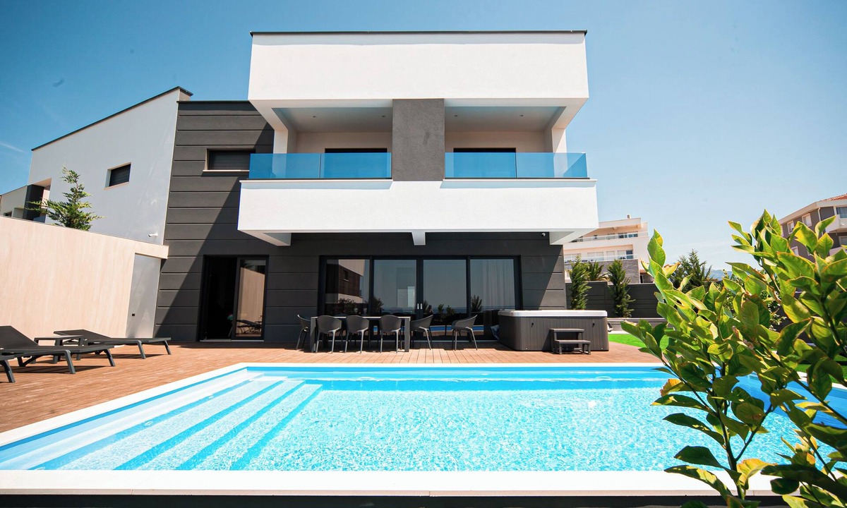 Novalja Villa | 4-bedroom villa in fabulous Novalja with WiFi, fitness room, AC