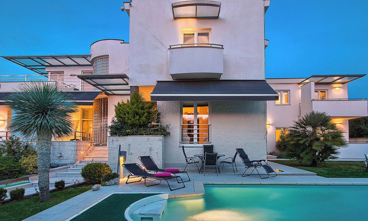 Pjescana Uvala Villa | 5Bed Villa-Sleeps 10- Pool, Parking, Near the Sea