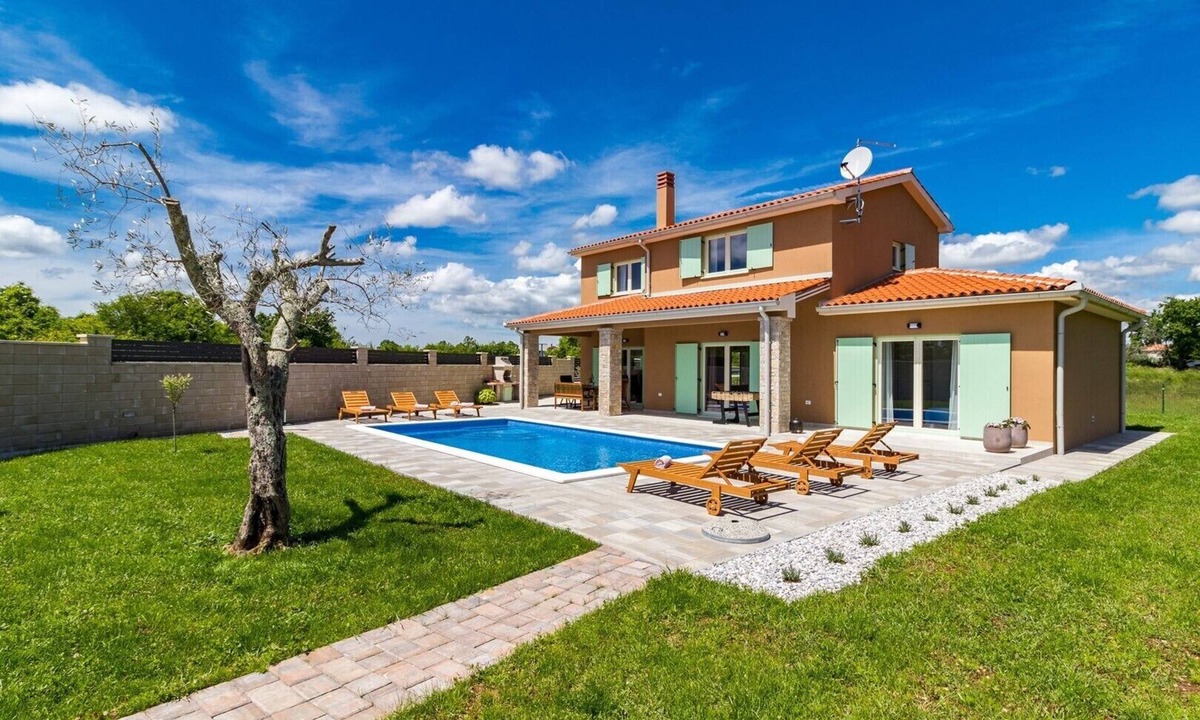 Orbanici Villa | A bright and serene holiday home with private pool and children's playground