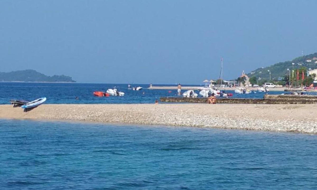 Cove Tri Zala (Zrnovo) House | Adriatic Guesthouse Balota With Shared Pool