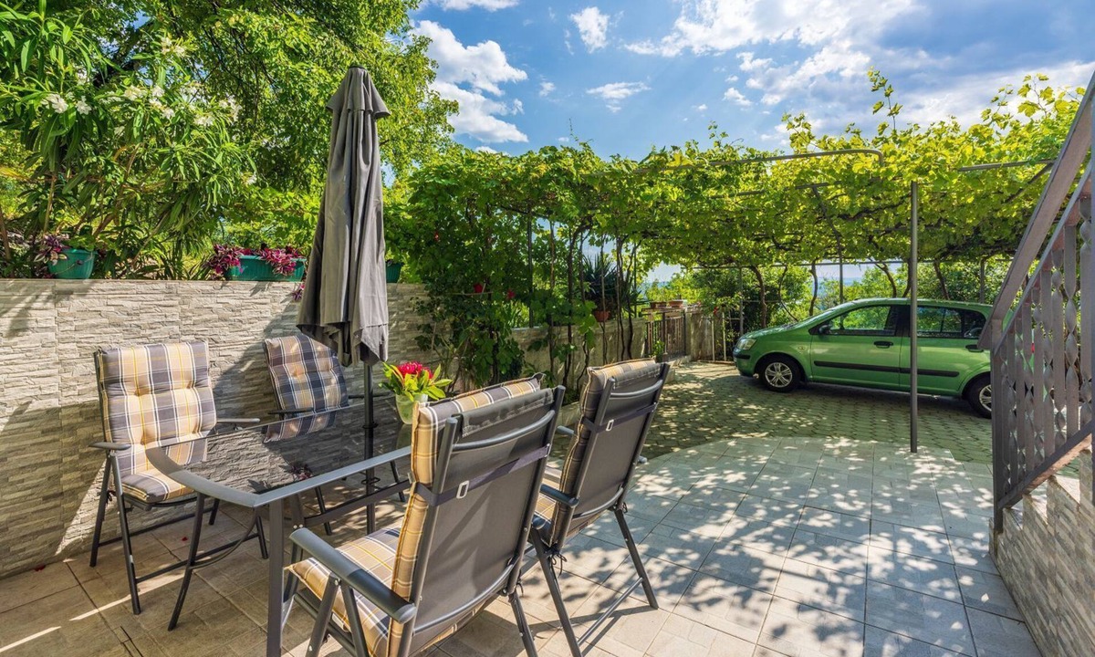 Grizane Apartment | Affordable studio flat with private barbecue, private car park not far from the sea