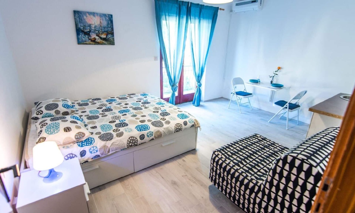 Pasman House | Air-conditioned guest room with pine forest view