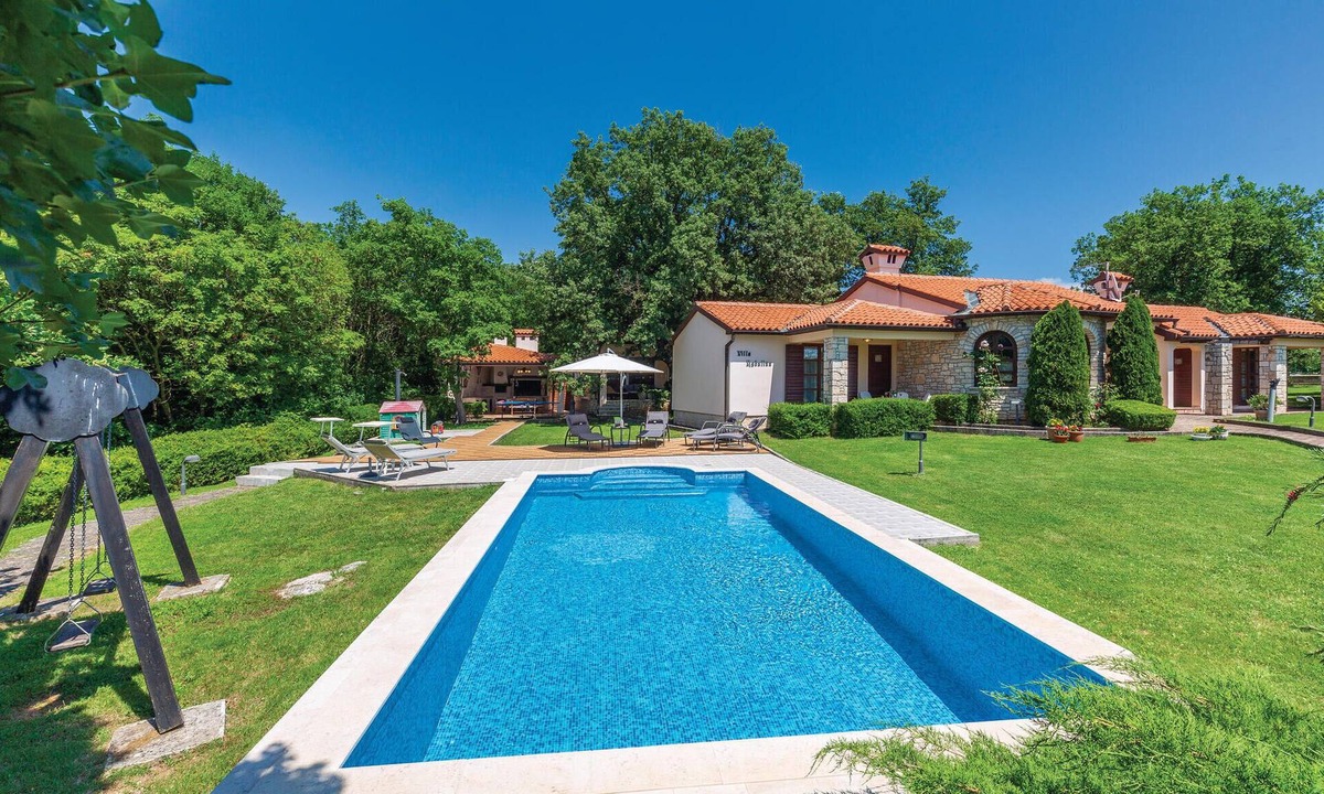 Belavici House | Amazing home in Belavici with sauna