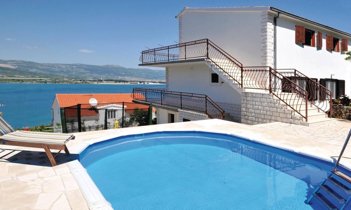 Trogir House | Amazing home in Mastrinka with sauna