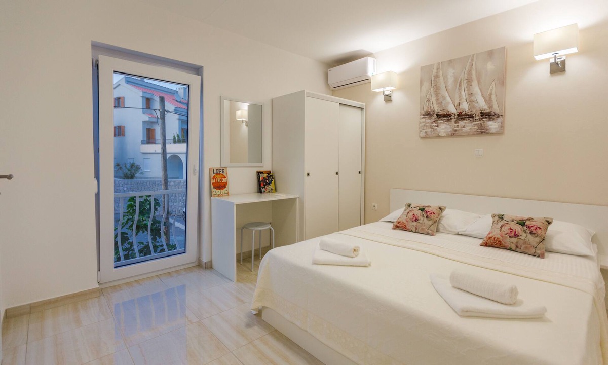 Selce Apartment | Apartmani Studio Sleeps 2 -Parking -Private Garden