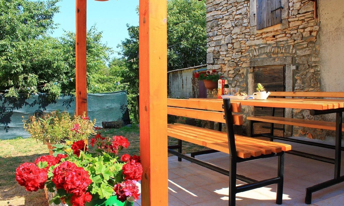 Pinezici House | Apartment Fuma with a private balcony