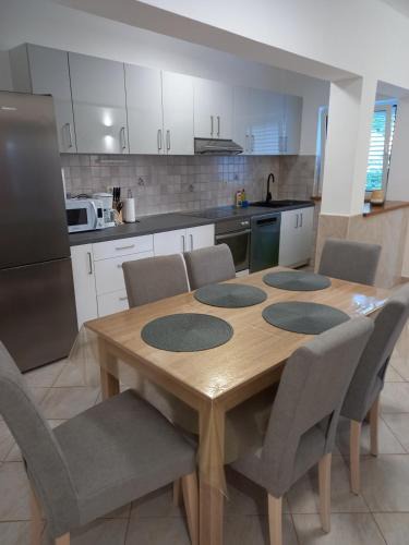 Kampor Apartment | Apartment in Kampor with sea view, terrace, air conditioning, Wi-Fi (4610-5)