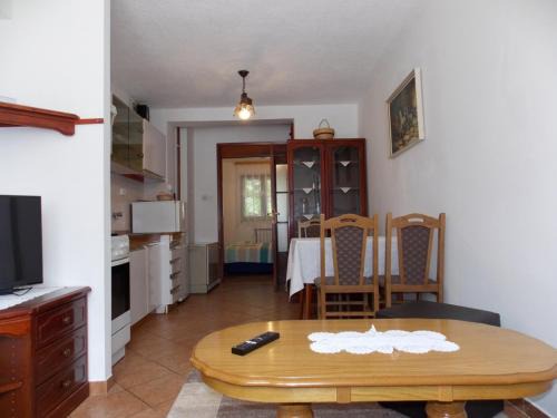 Bogovici Apartment | Apartment in Malinska with Terrace, WIFI, Washing machine (4690-4)