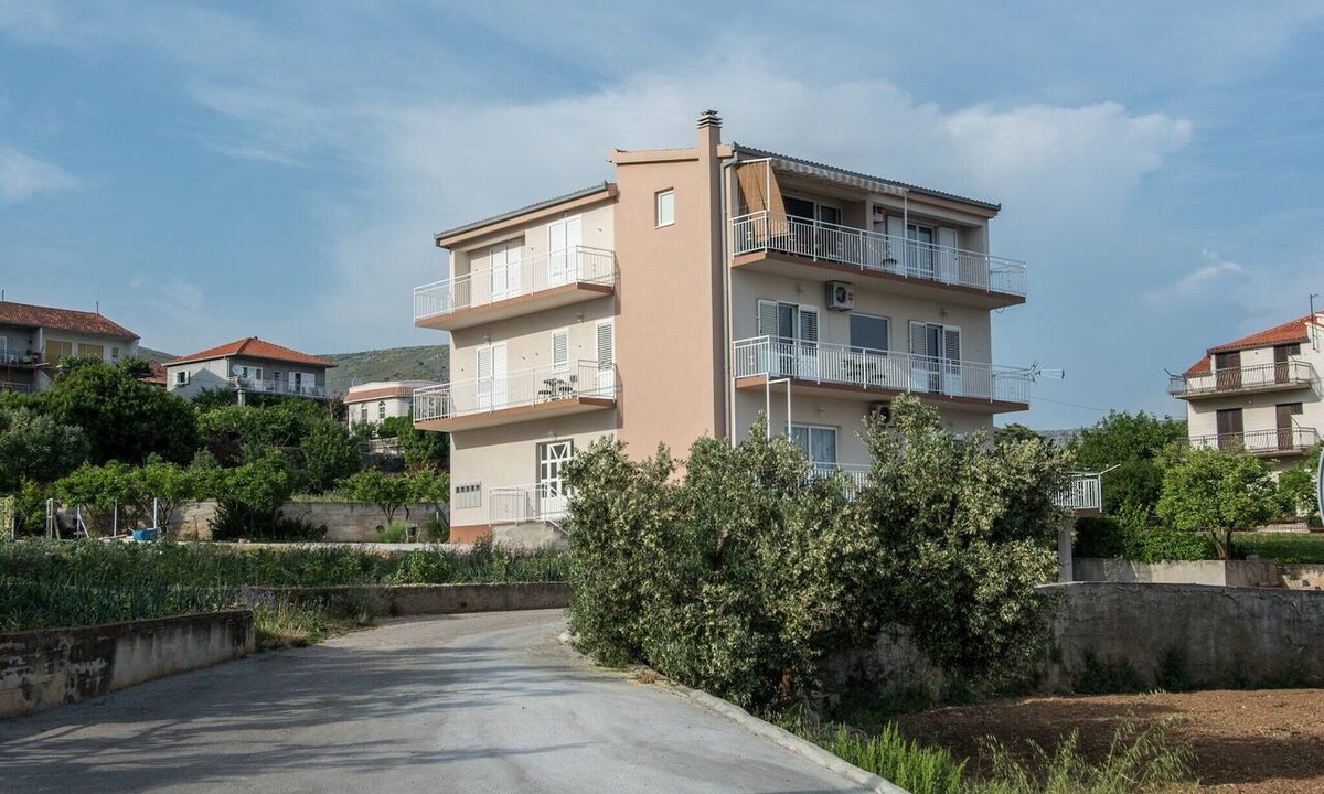Seget Donji Apartment | Apartment in Seget Donji with terrace