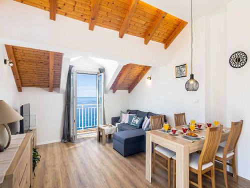 Zavrelje Apartment | Apartment M&K - Two Bedroom Apartment with Balcony and Sea View