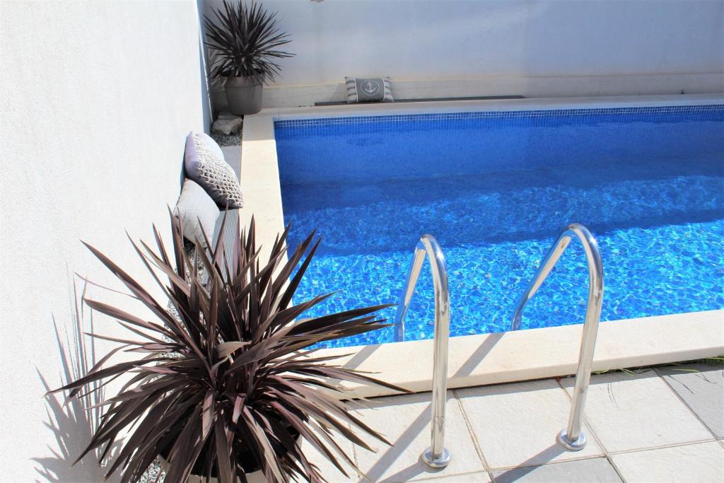 Seget Donji Apartment | Apartment Poppy with pool and bikes