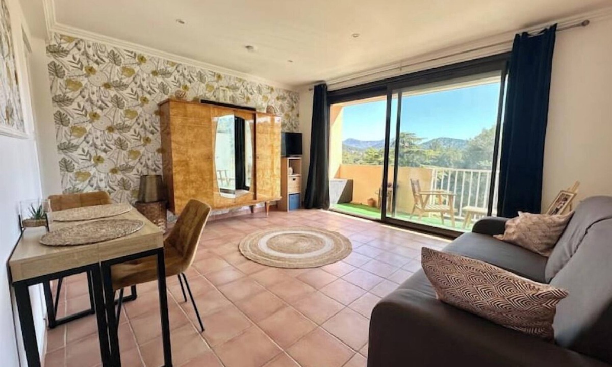Carnoux-en-Provence Apartment | Apartment with terrace - Near Cassis & Calanques - Free parking