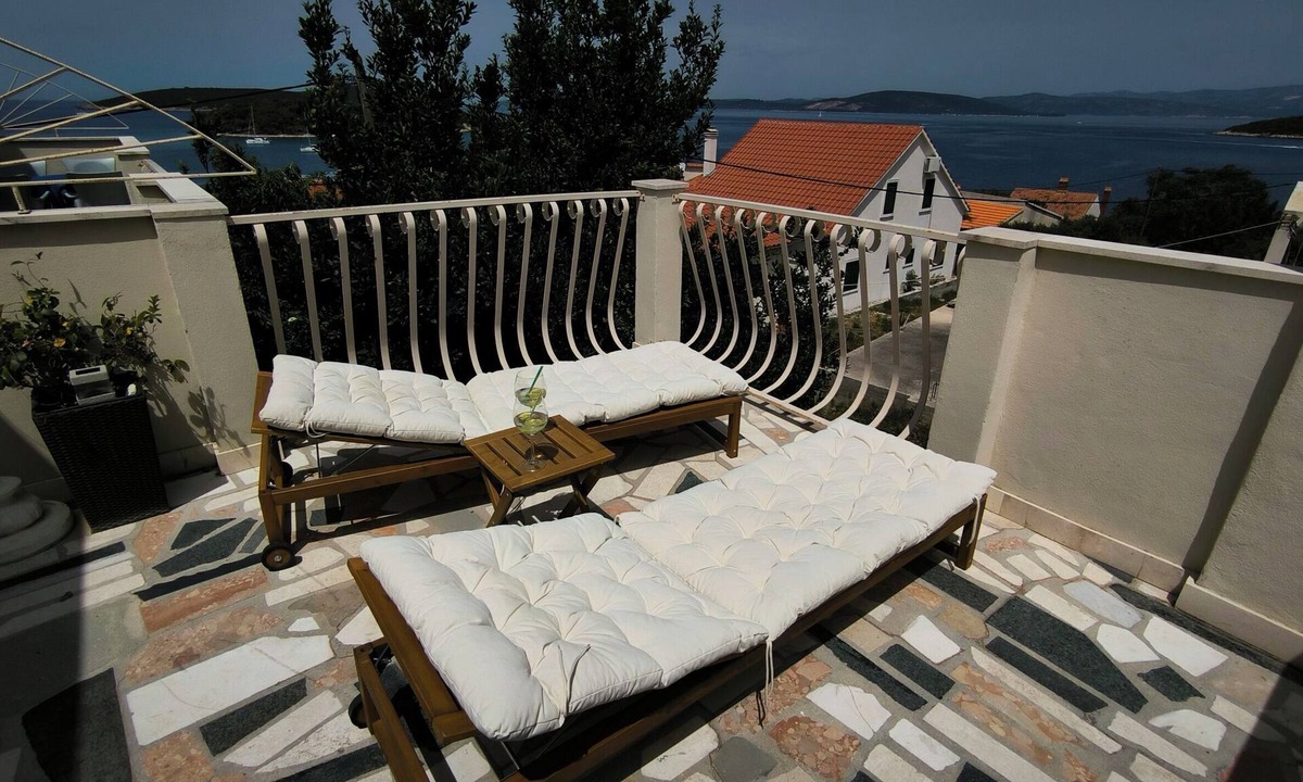 Maslinica Apartment | Apartments ZB (10175-A2) - Maslinica
