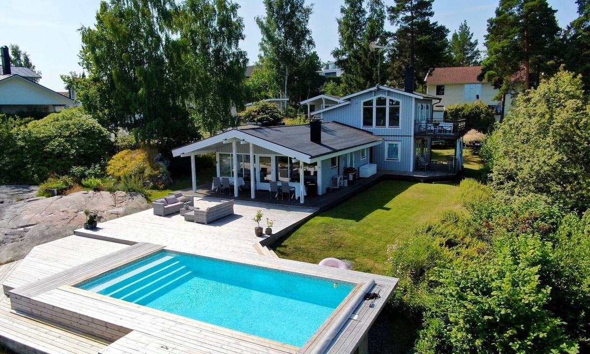 Ytterbystrand Villa | Archipelago villa on Resarö with heated pool, guesthouse and fantastic view!