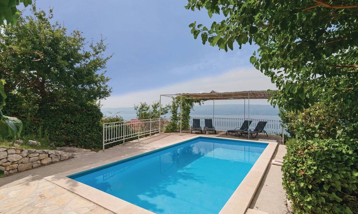 Dugi Rat Apartment | Awesome apartment in Duce with WiFi