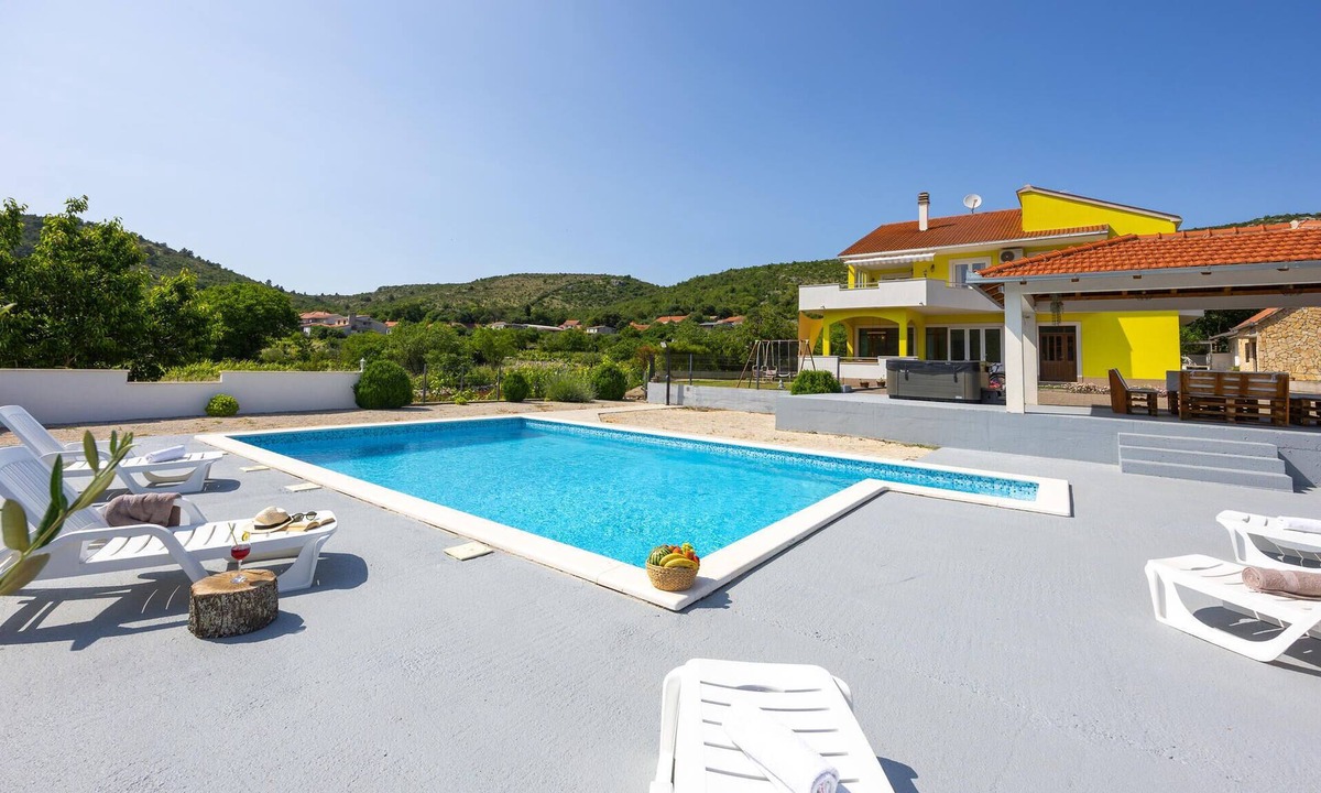 Primorski Dolac House | Awesome home in Primorski Dolac with sauna