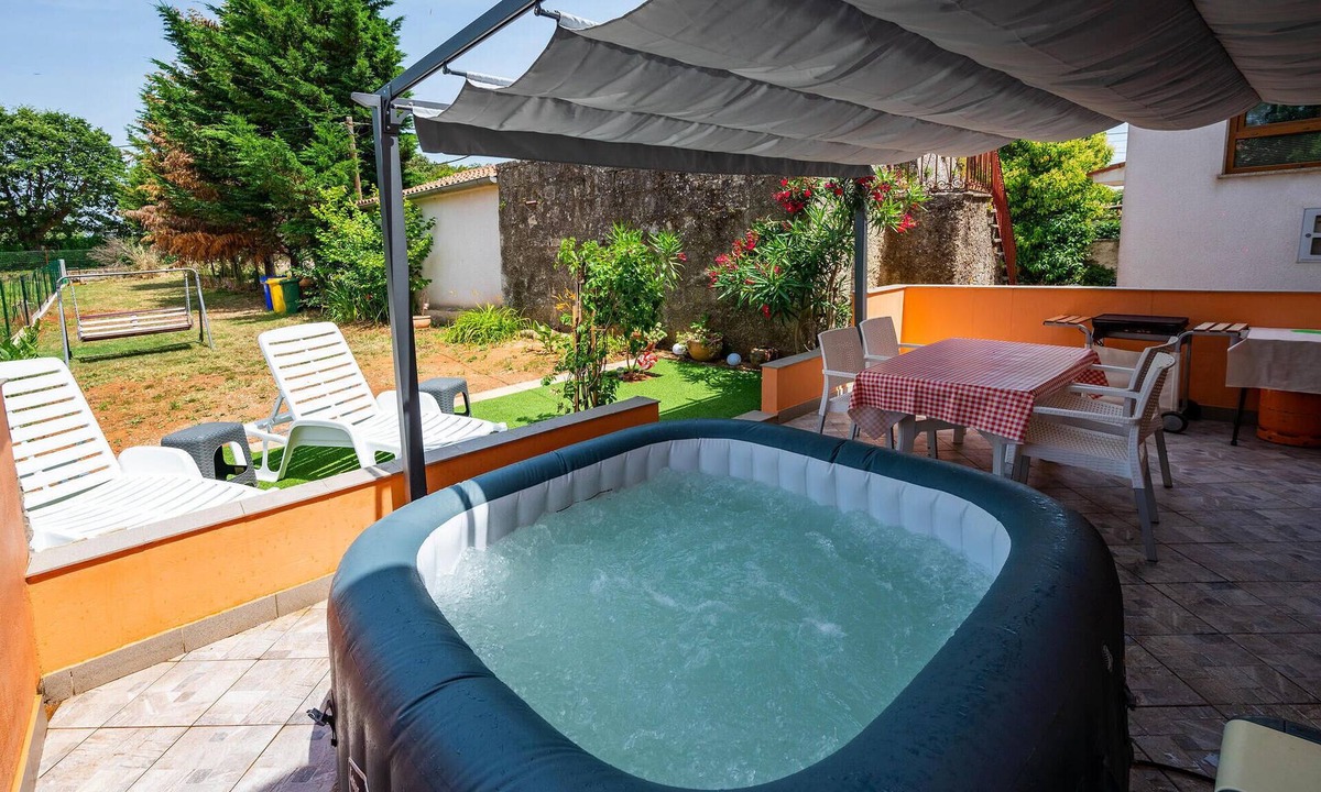 Loborika House | Awesome home in Pula with WiFi