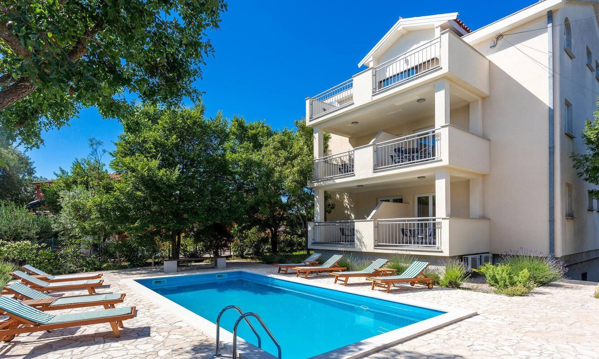 Krk Apartment | Beach front apartment in Pinezici
