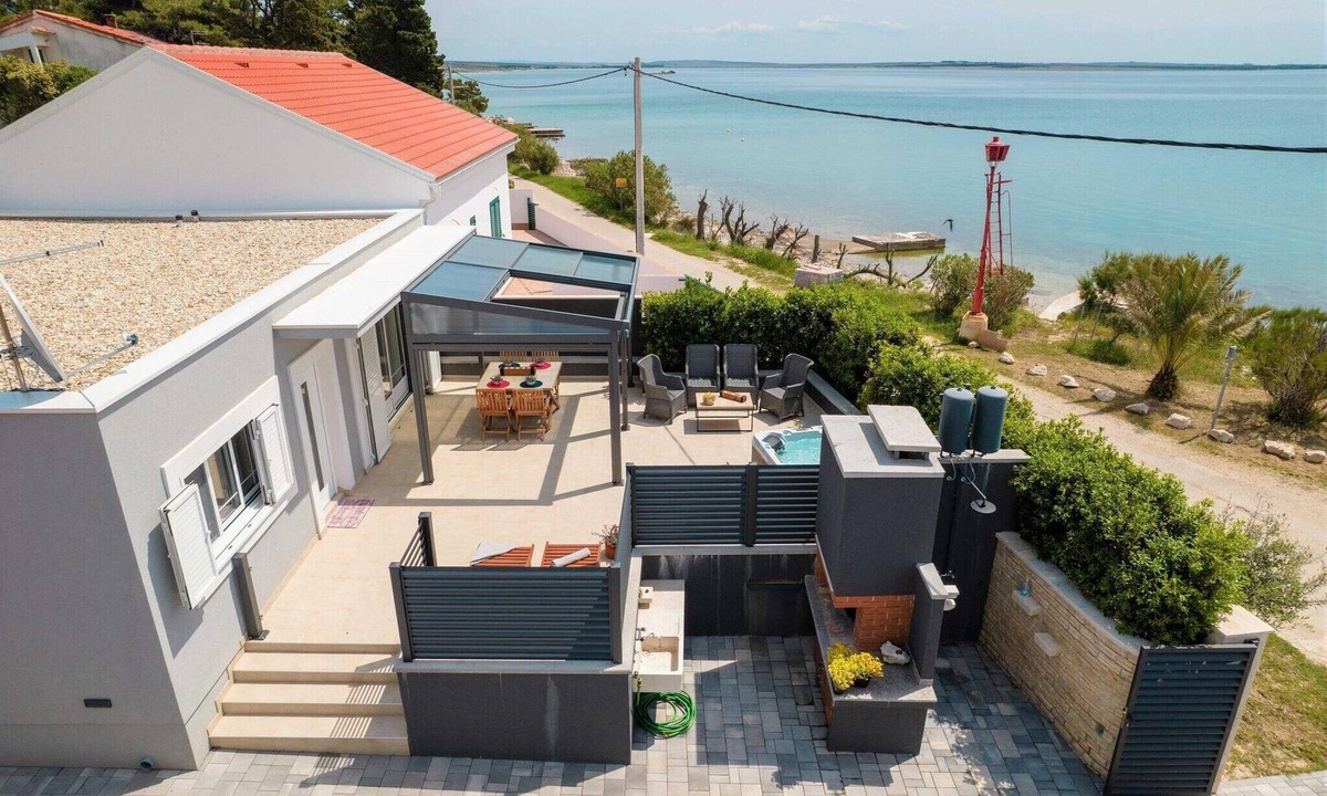 Kosljun House | Beachfront Holiday Home in Kosljun