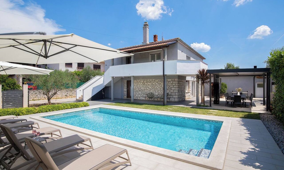 Vodnjan House | Beautiful holiday home with heated swimming pool, summer kitchen, WiFi, grill