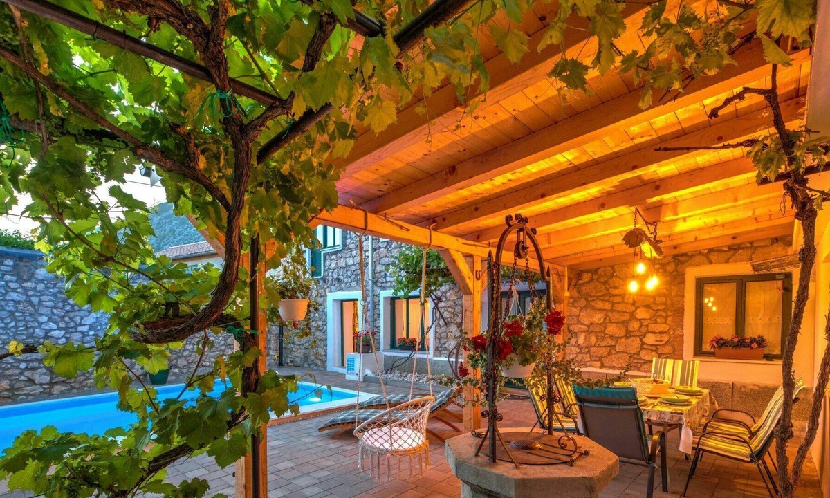 Drivenik House | Beautiful private villa for 6 guests with WIFI, A/C, private pool, TV, patio and parking
