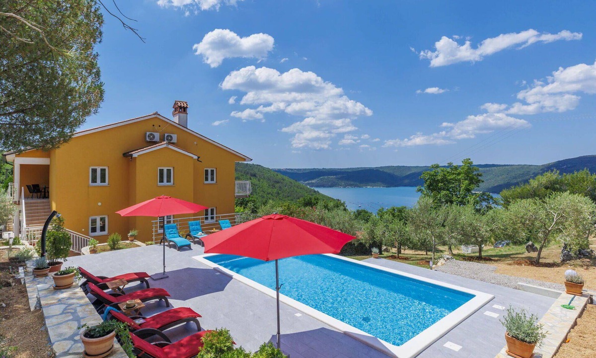 Trget House | Beautiful villa for 12 people with WIFI, A/C, private pool, TV, terrace and pets allowed
