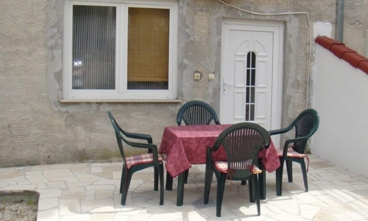 Poljica Apartment | bedroom: double rooms; double bed; laminated wood flooring
