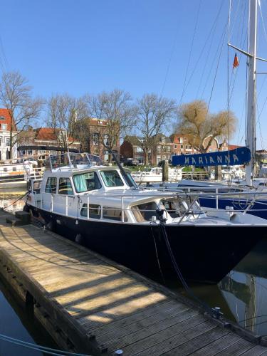 Enkhuizen Boat Rental | Boot & Breakfast - slapen op het water