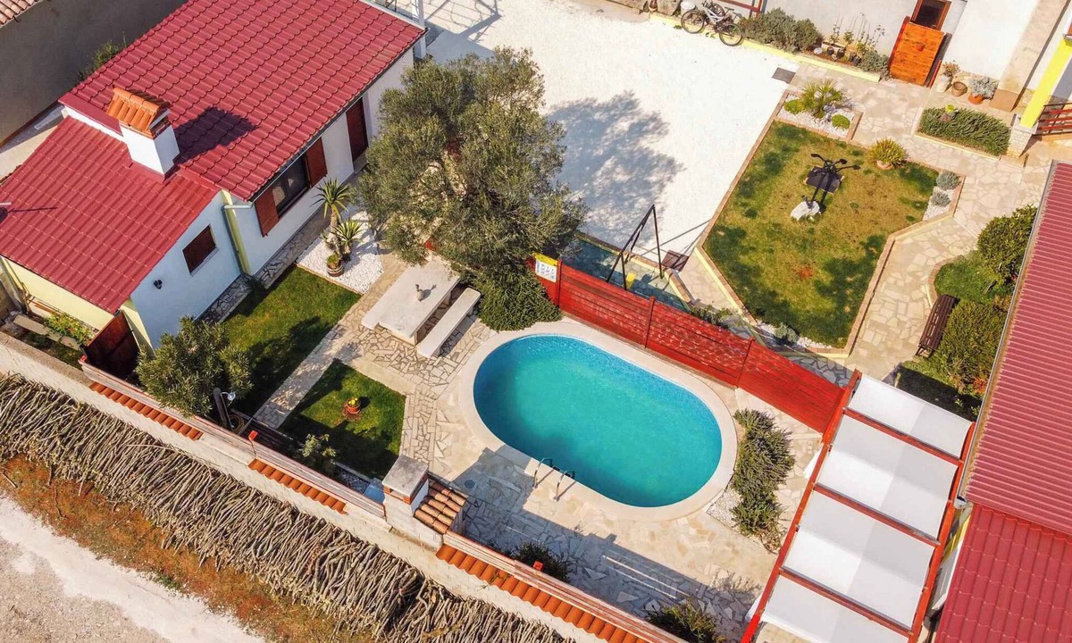 Muntic House | Bungalow with outdoor pool