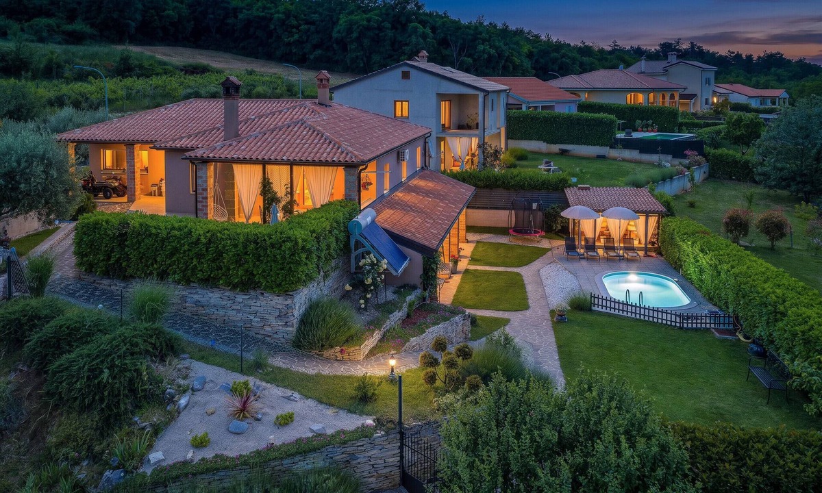 Oprtalj Villa | Casa Sara and Sasha near Motovun with private pool - pet friendly truffle paradise