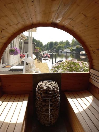 Oud-Loosdrecht Ski Chalet | Chalet with waterfront sauna and boat