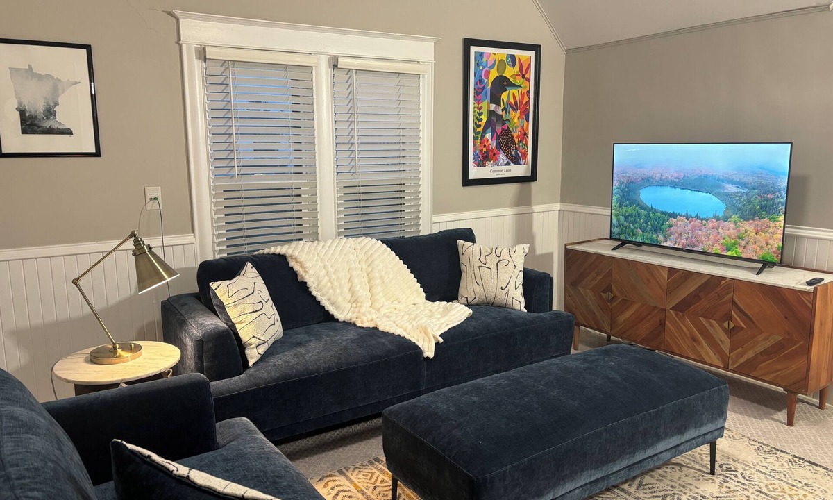 Northeast Minneapolis Arts District House | Charming 2 BR Top Floor Retreat in NE Mpls Arts District!