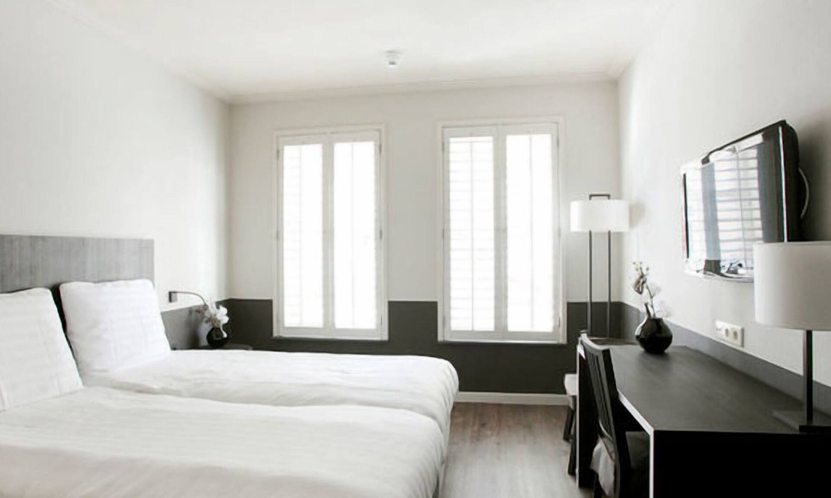 Municipality of Huizen Hotel | Charming Huizen Stay | Gooimeer Lake & Naarderbos Trails & Cultural Landmarks