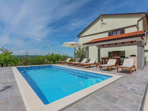 Cerovlje Apartment | Comfortable apartment in Cerovlje with pool