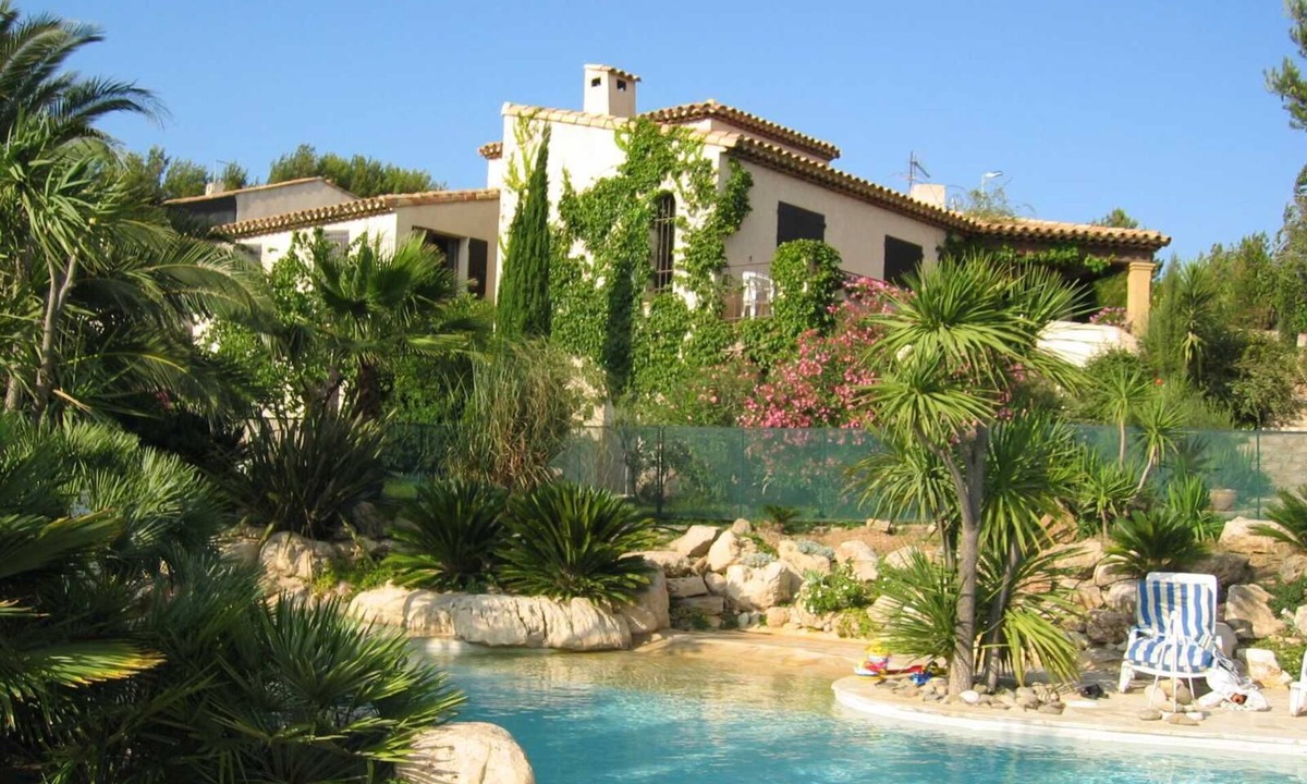 Sausset-les-Pins Apartment | Completely renovated 2-room apartment in large architect-designed villa