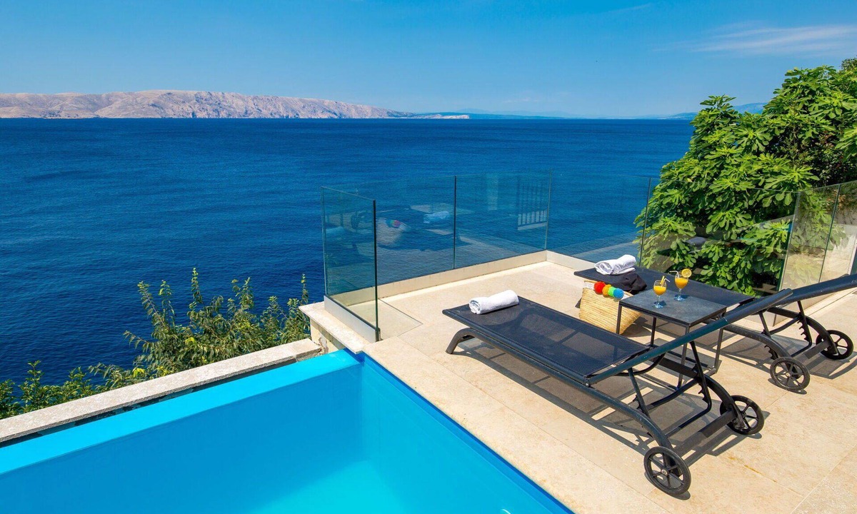 Vratarusa Apartment | Cosy apartment for 2 people with pool, A/C, WIFI, TV, terrace and pets allowed