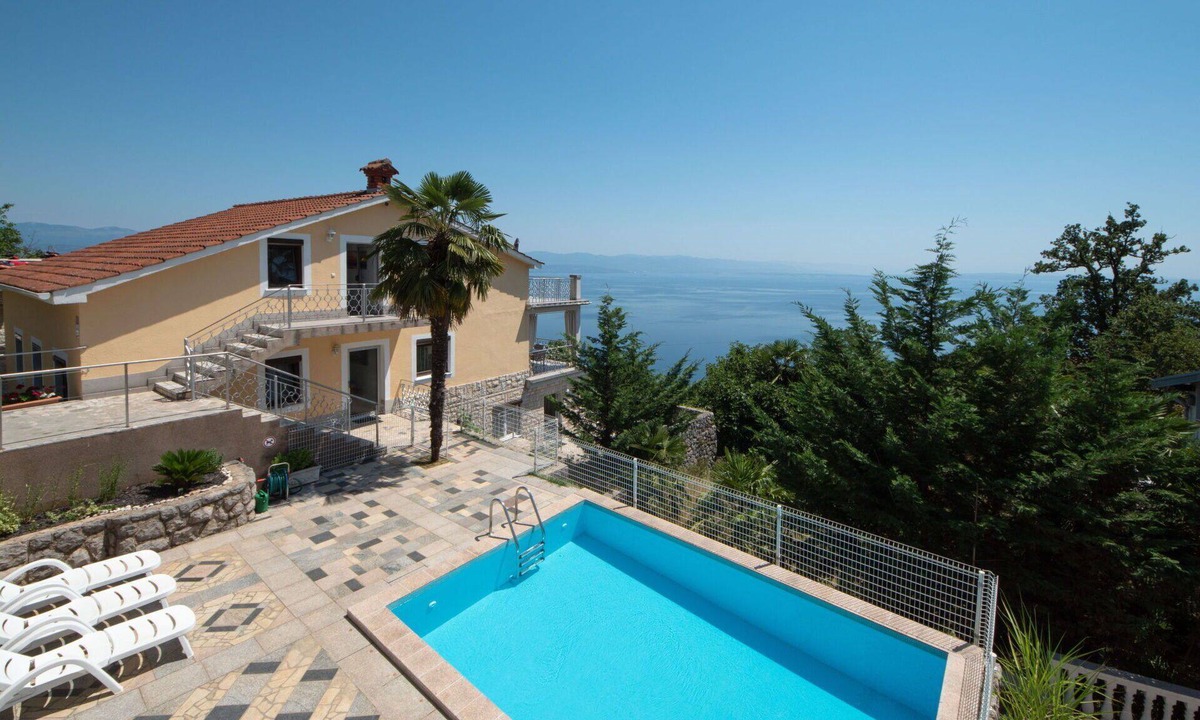 Tulisevica Apartment | Cosy apartment for 4 people with pool, WIFI, A/C, TV, terrace and pets allowed