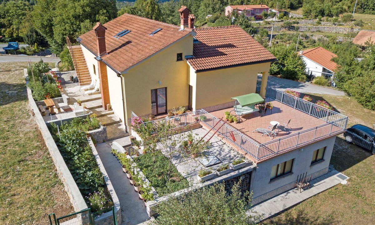 Zvonece Apartment | Cosy apartment for 4 people with WIFI, A/C, TV, terrace, pets allowed and panoramic view