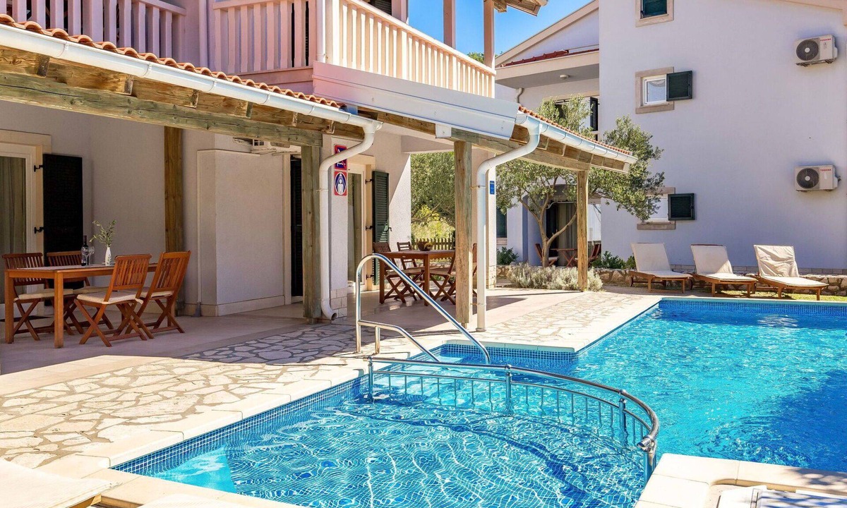 Kampor Apartment | Cosy apartment for 4 people with pool, A/C, WIFI, TV and terrace